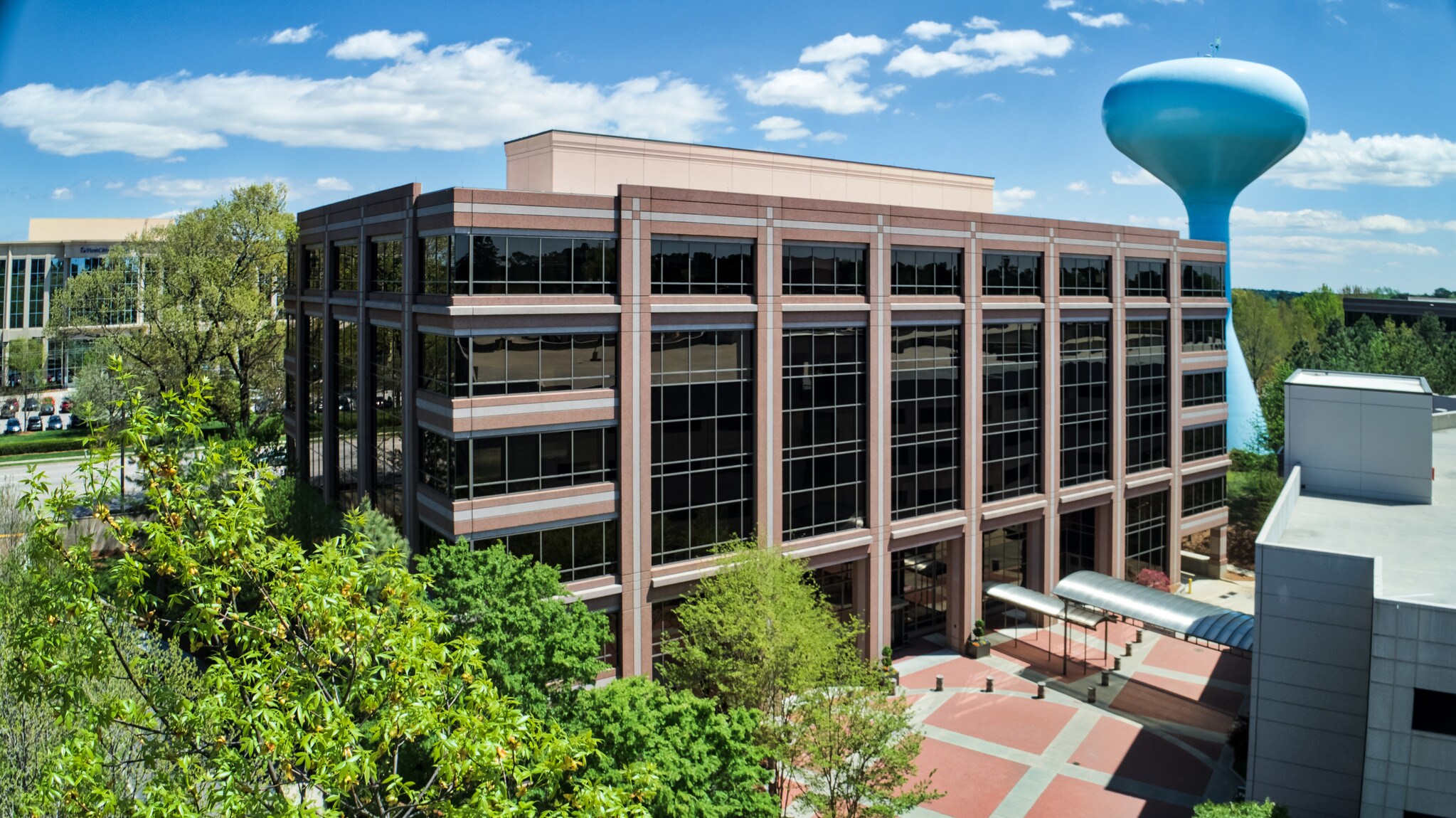 8537 Six Forks Rd, Raleigh, NC à louer Photo du bâtiment- Image 1 de 21