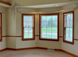 W62N225 Washington Ave, Cedarburg, WI for lease Interior Photo- Image 1 of 9