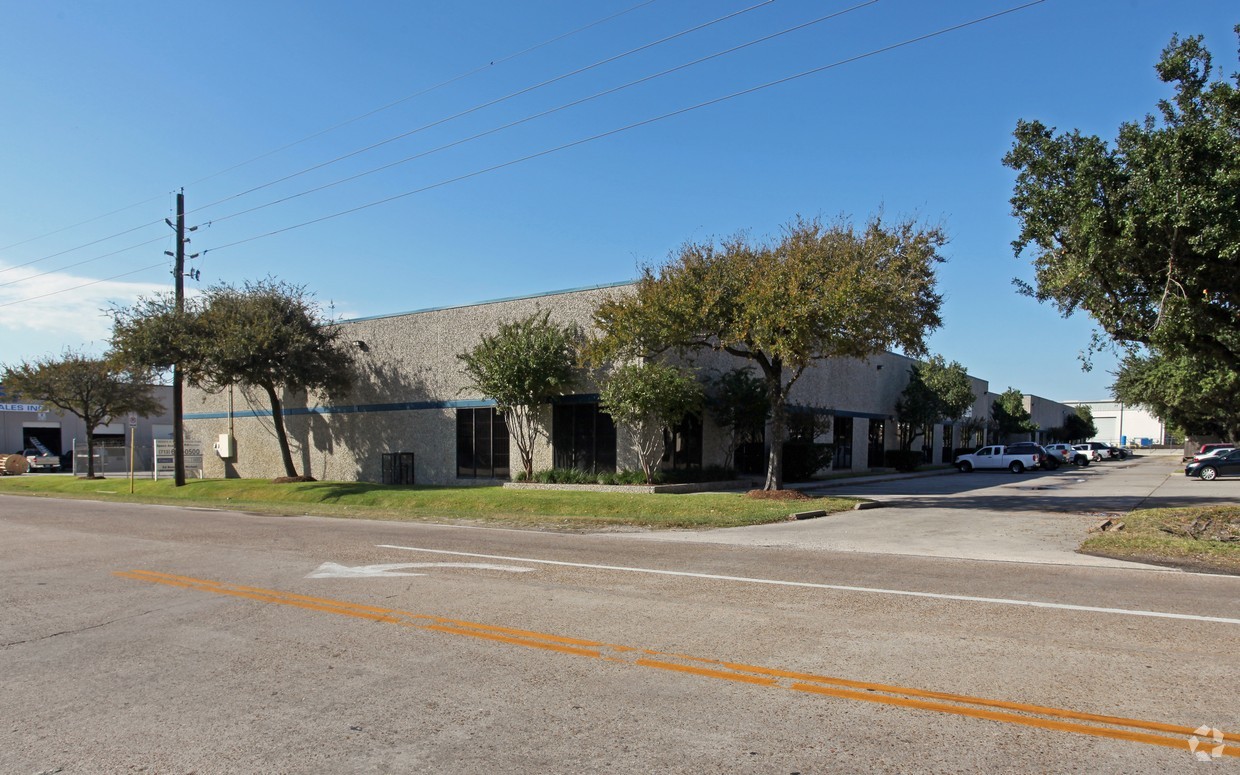 18207 Chisholm Trl, Houston, TX for lease Building Photo- Image 1 of 5