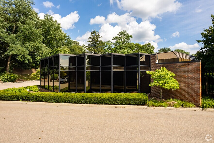 29600 Northwestern Hwy, Southfield, MI à louer - Photo du bâtiment - Image 1 de 6