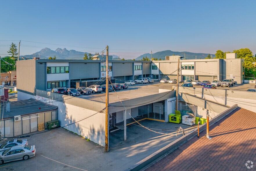 22420 Dewdney Trunk Rd, Maple Ridge, BC à louer - Photo du bâtiment - Image 3 de 6