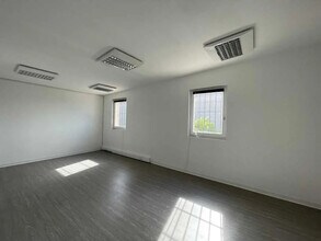 Office in Éguilles for lease Interior Photo- Image 2 of 4