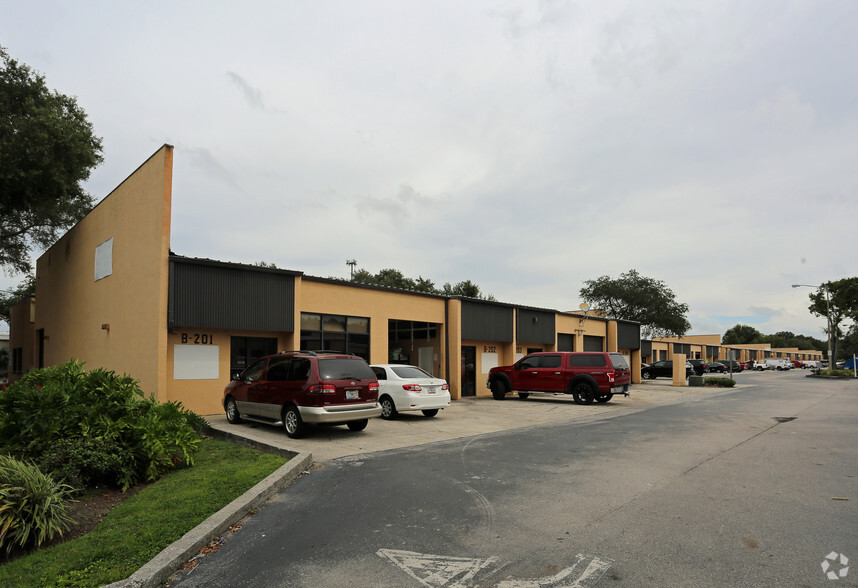 333 N Falkenburg Rd, Tampa, FL for lease - Primary Photo - Image 1 of 27