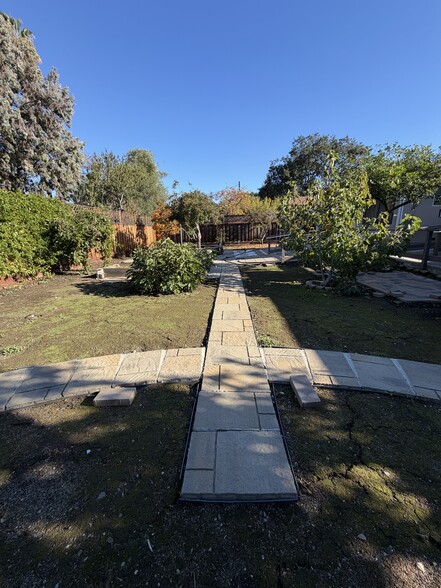 1874 Villa St, Mountain View, CA à louer - Photo du bâtiment - Image 3 de 16