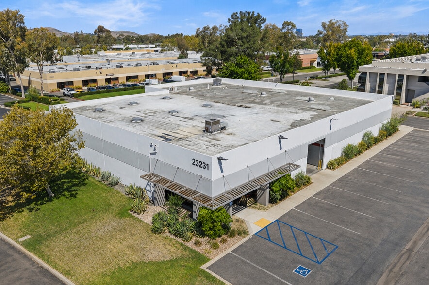 23282 Peralta Dr, Laguna Hills, CA à vendre - Photo du bâtiment - Image 3 de 92