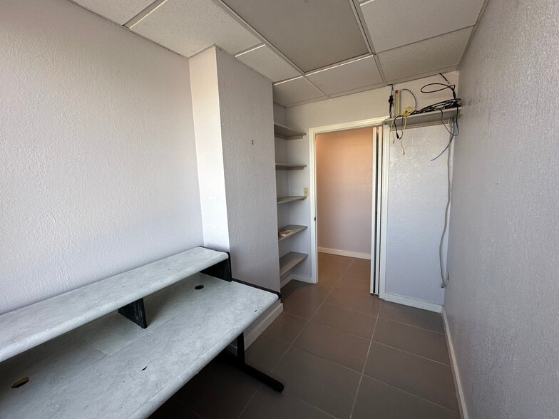 1280 Hawkins Blvd, El Paso, TX for lease - Interior Photo - Image 2 of 52