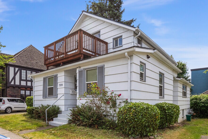 709 NE 43rd St, Seattle, WA for sale - Building Photo - Image 1 of 6