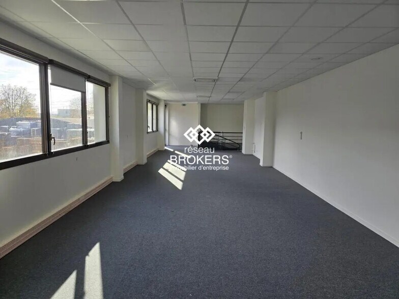 Industrial in Osny for lease - Interior Photo - Image 3 of 8