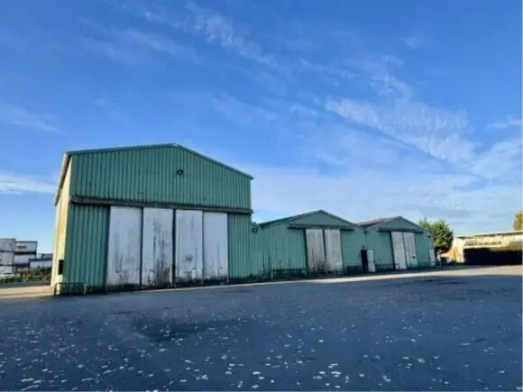 Industrial in Sandouville for lease Building Photo- Image 1 of 4