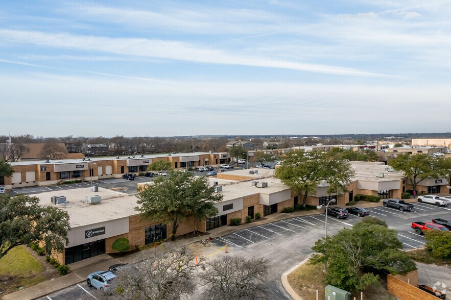 8868 Research Blvd, Austin, TX à louer - Photo du bâtiment - Image 2 de 4
