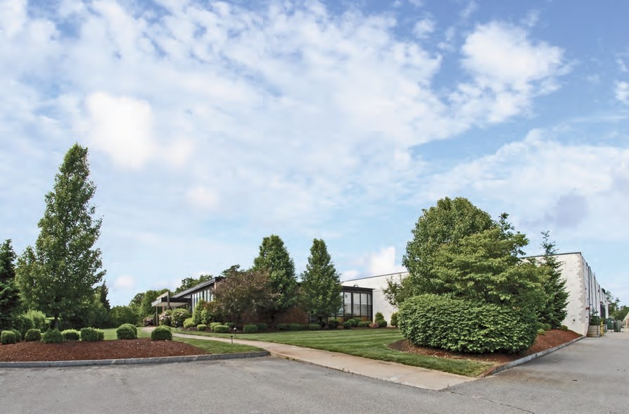 61 Strafello Dr, Avon, MA for lease - Primary Photo - Image 1 of 7