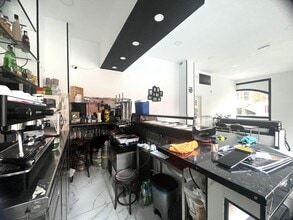 Retail in Madrid, Madrid for lease Interior Photo- Image 2 of 12