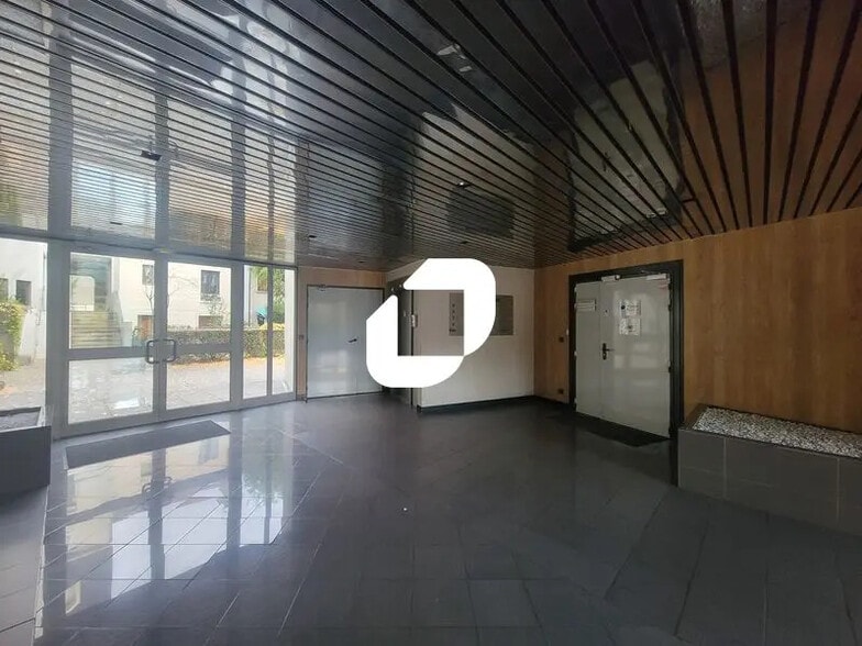 Office in Orsay for lease - Lobby - Image 2 of 10