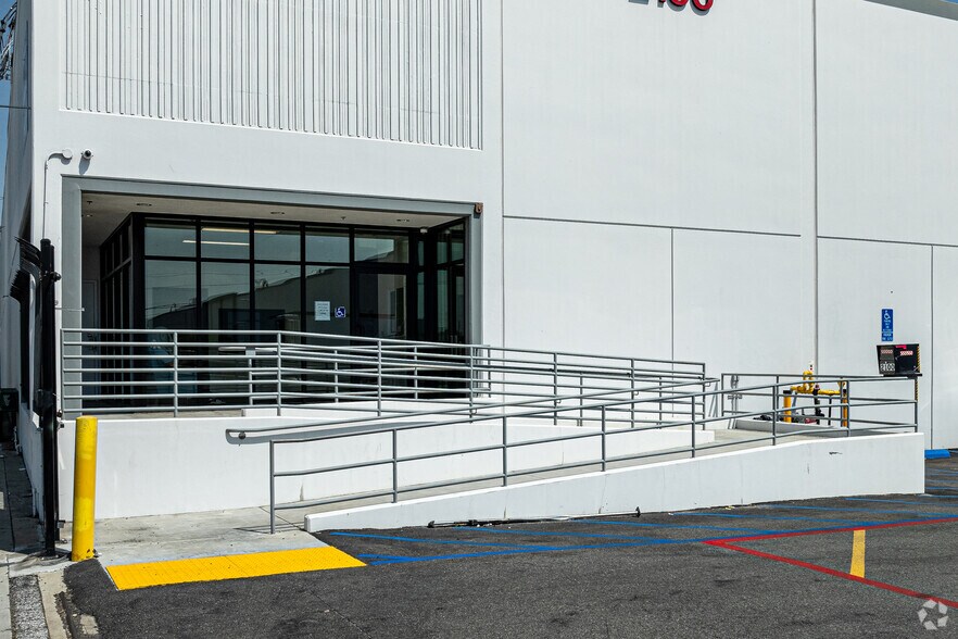 2100 E 49th St, Vernon, CA à louer - Photo du bâtiment - Image 3 de 11