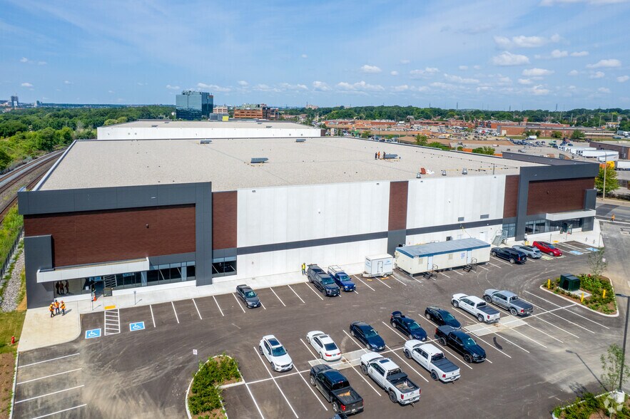 1170 Central Pky W, Mississauga, ON à louer - Photo du bâtiment - Image 2 de 5