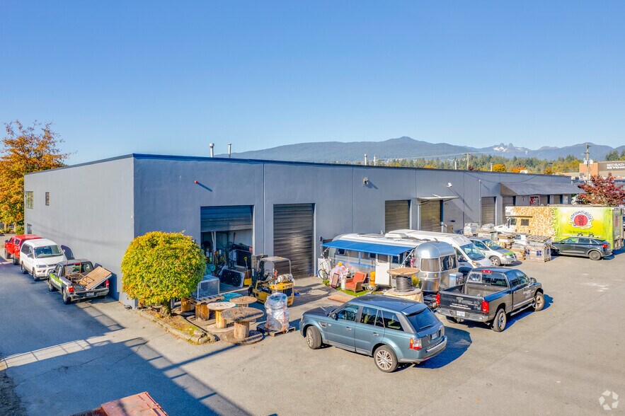 817-831 W 1st St, North Vancouver, BC à vendre - Photo du bâtiment - Image 3 de 4