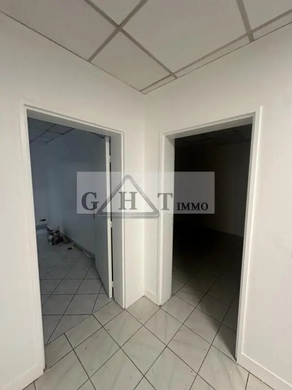 Office in Ris-Orangis for lease Interior Photo- Image 1 of 12