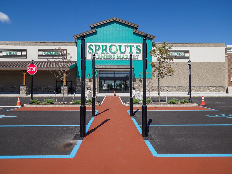 1000 Saint Georges Ave, Avenel, NJ à louer - Photo du bâtiment - Image 3 de 25