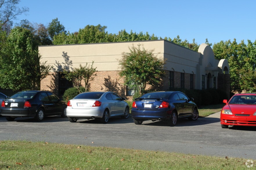 2316 Crownpoint Executive Dr, Charlotte, NC for sale - Building Photo - Image 2 of 9