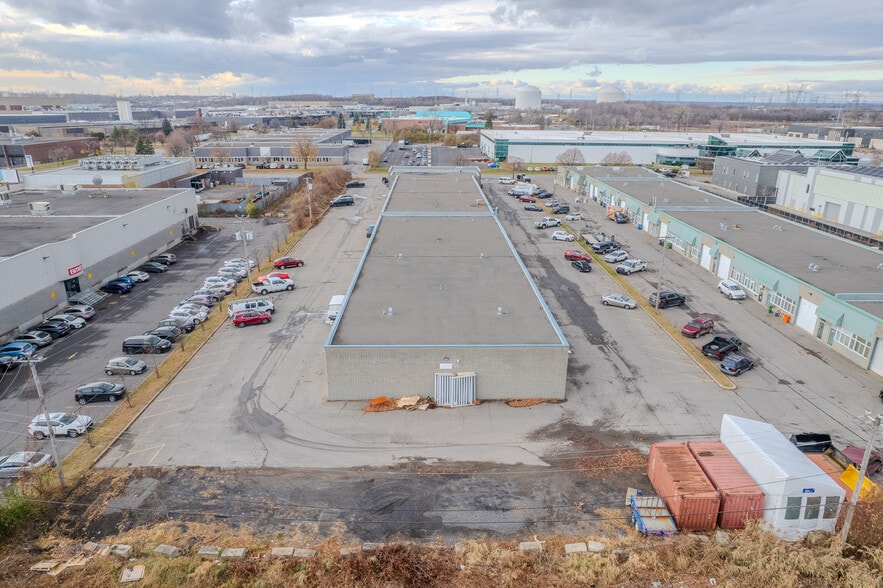 12650-12702 Boul Industriel, Montréal, QC à vendre - Photo du bâtiment - Image 3 de 7