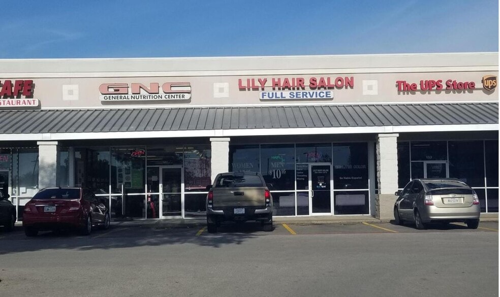 108-116 E Edgewood Dr, Friendswood, TX for sale - Building Photo - Image 3 of 6