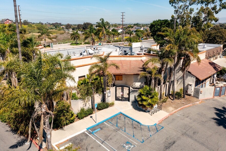 8082 Adams Ave, Huntington Beach, CA à vendre - Photo du bâtiment - Image 1 de 14