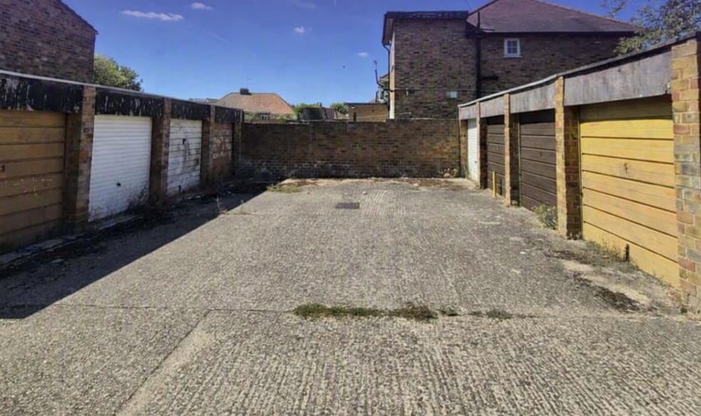 Hilliards Rd, Hillingdon for sale - Primary Photo - Image 1 of 2