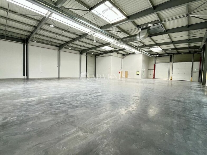 Flex in Le Mesnil Amelot for lease - Building Photo - Image 3 of 9