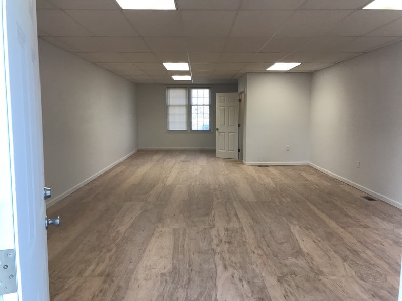 1104 Rt 130, Cinnaminson, NJ for lease - Interior Photo - Image 3 of 11