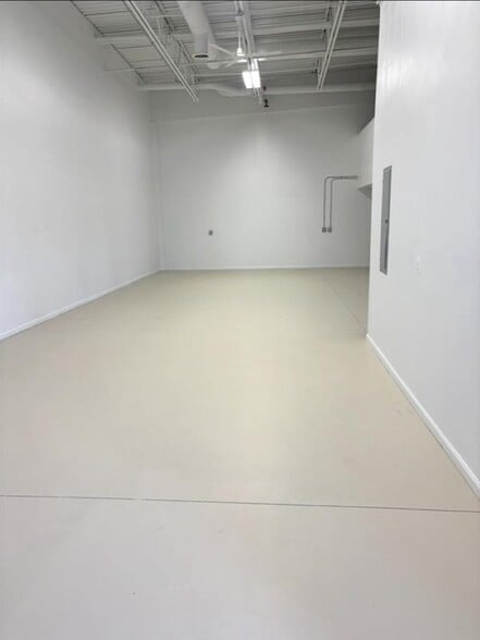 1030-1032 N Crooks Rd, Clawson, MI for lease - Building Photo - Image 3 of 3