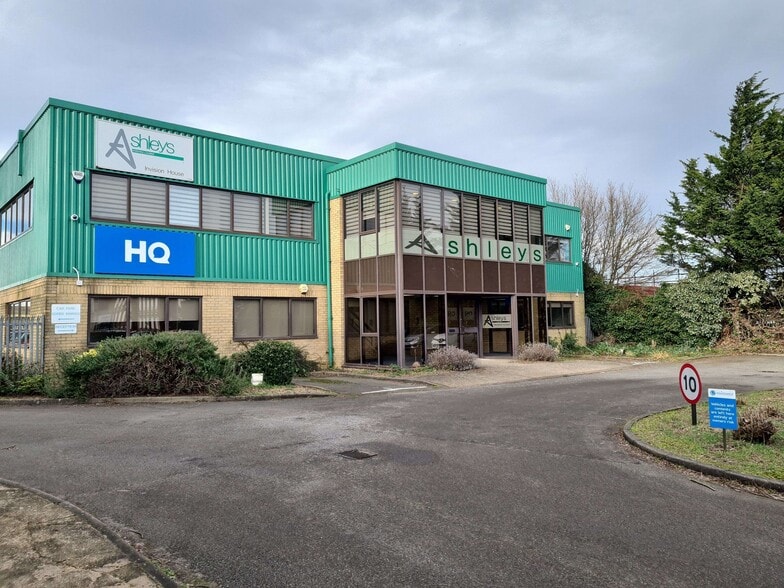 33 Wilbury Way, Hitchin for lease - Interior Photo - Image 1 of 10