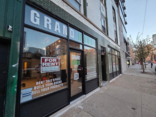 More details for 838-840 W Grand Ave, Chicago, IL - Retail for Lease