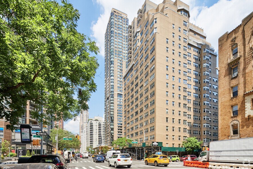 205 E 64th St, New York, NY à louer - Photo du bâtiment - Image 2 de 9