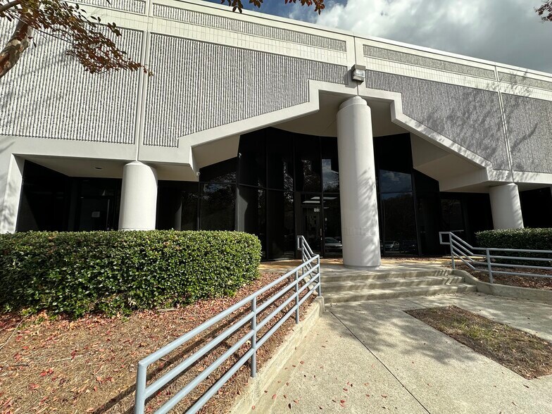 5243 Royal Woods Pky, Tucker, GA à louer - Photo du bâtiment - Image 2 de 4