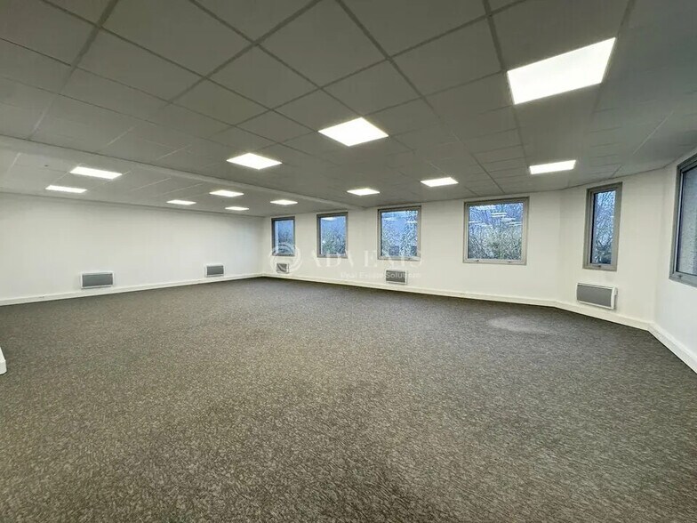 Office in Tremblay-en-France for lease - Interior Photo - Image 2 of 7