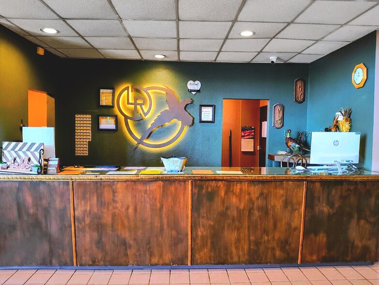 901 S Fossil St, Russell, KS à vendre - Photo du bâtiment - Image 2 de 6