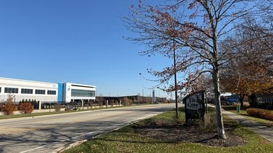 837 Oakton St, Elk Grove Village, IL à louer Photo du bâtiment- Image 2 de 104