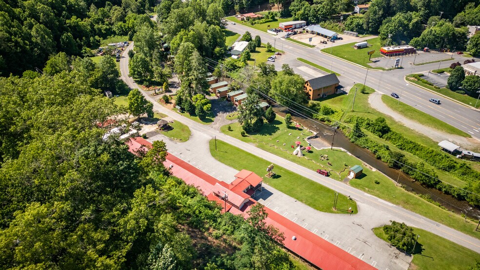Qualla Cabins and Motel portefeuille de 2 propriétés à vendre sur LoopNet.ca - Photo du bâtiment - Image 3 de 133
