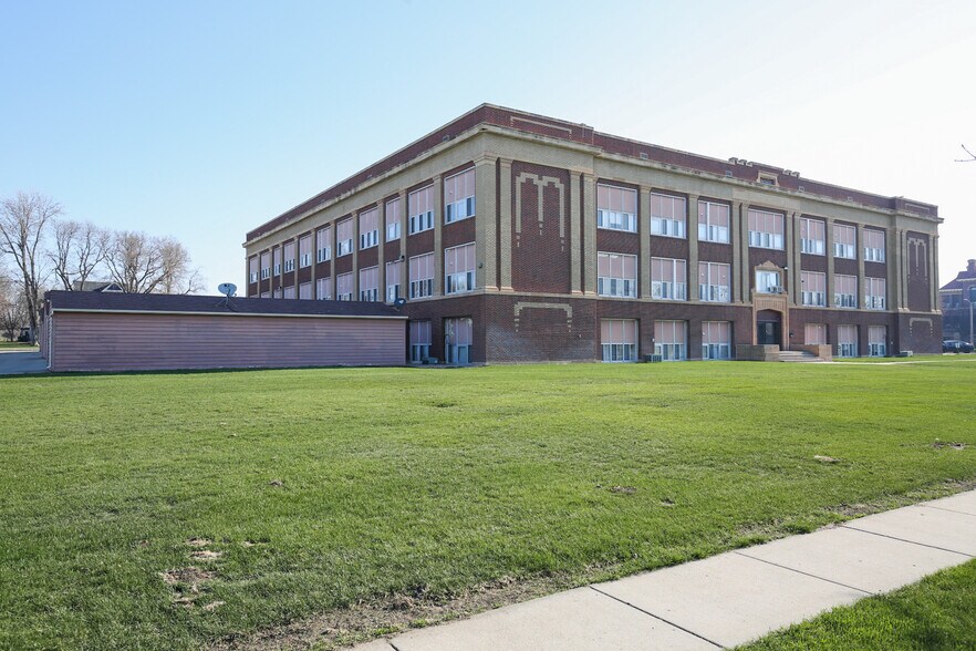 109 E Luverne St, Luverne, MN à vendre - Photo du bâtiment - Image 3 de 39