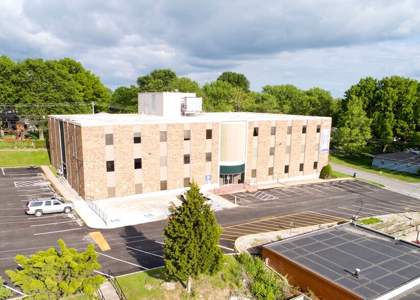 3675 S Noland Rd, Independence, MO à louer - Photo du bâtiment - Image 3 de 22