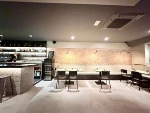 Retail in Barcelona, Barcelona for lease Interior Photo- Image 2 of 25