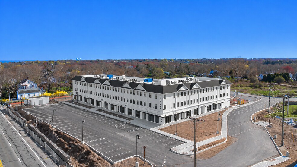 1747 W Main Rd, Middletown, RI à louer - Photo du bâtiment - Image 3 de 5