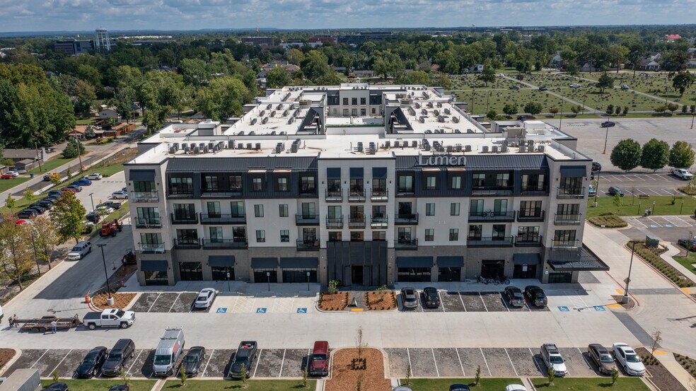 307 S Walton Blvd, Bentonville, AR à louer - Photo du bâtiment - Image 1 de 5