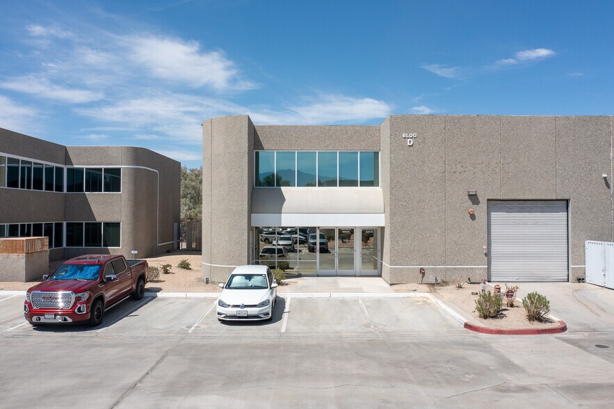 77530 Enfield Ln, Palm Desert, CA à louer - Photo du bâtiment - Image 2 de 10