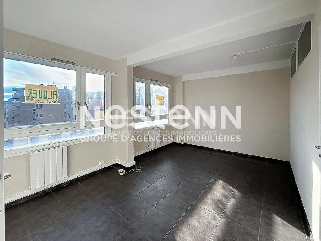 Retail in Bron for sale Interior Photo- Image 1 of 9