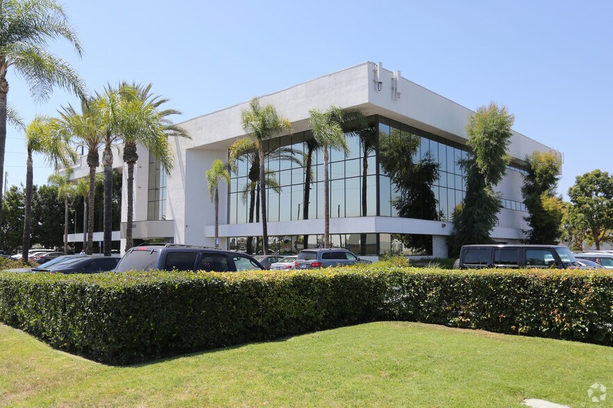 6101 Ball Rd, Cypress, CA à louer - Photo du bâtiment - Image 2 de 9