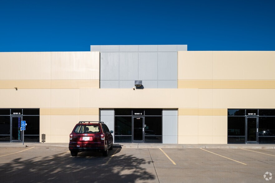 18167 Edison Ave, Chesterfield, MO à louer - Photo du bâtiment - Image 3 de 8