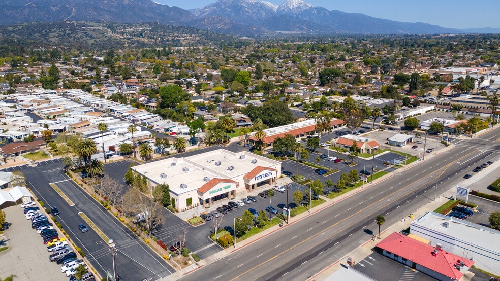 305-355 E Foothill Blvd, Pomona, CA à louer - Photo du bâtiment - Image 3 de 28