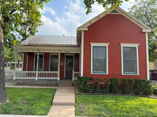 203 E Austin St, Fredericksburg, TX for sale - Primary Photo - Image 1 of 5