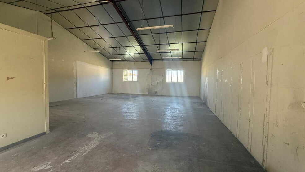 Industrial in Saint-Just for lease - Interior Photo - Image 1 of 5
